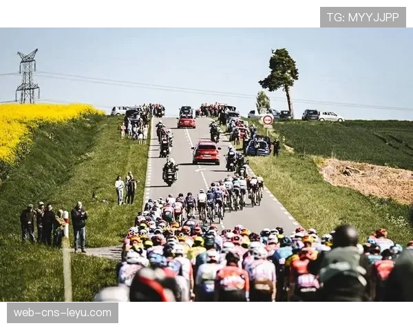 通讯：巴黎-鲁贝赛况胶着，主集团在关键石板路段遭遇横风