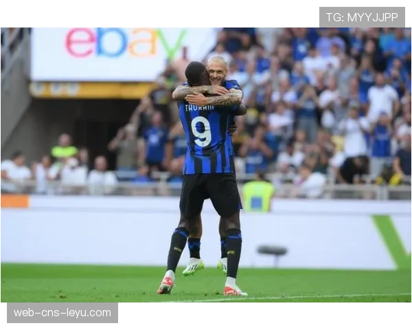 小图拉姆社媒分享与劳塔罗合照：蓝黑人生